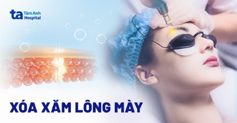 Hình ảnh người chuẩn bị tâm lý, có thể đang thiền hoặc hít thở sâu, trước buổi xăm hình xăm hoa